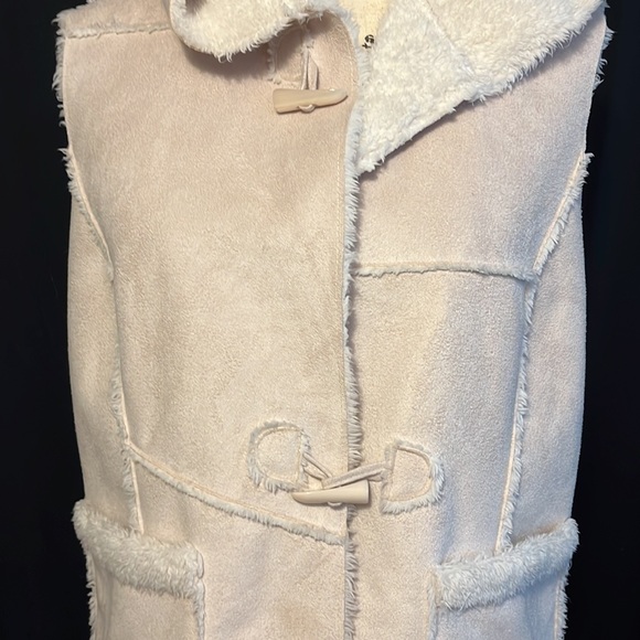 Vest - Picture 3 of 8